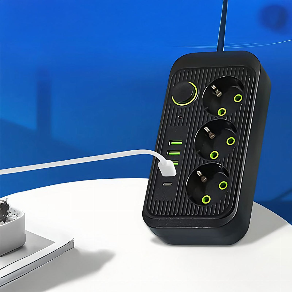 2 m pikendusjuhe 3 pistikupesa ja 5 USB-laadimispordiga, lülitiga RC-K-1852