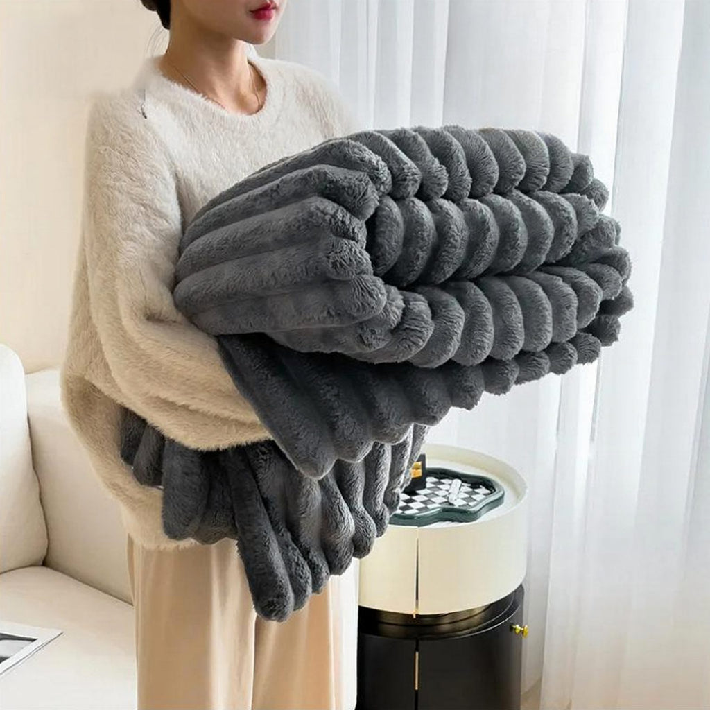 Dekoratiivne mikrokiust pleed reljeefsete triipudega 200 × 220 cm RC-K-2065
