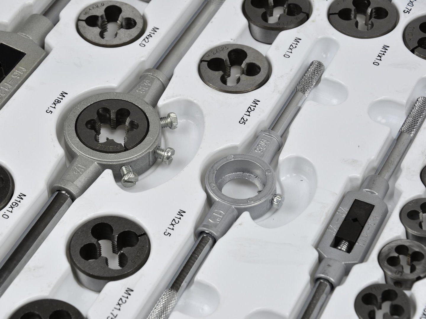 110 pcs metric tap and die set