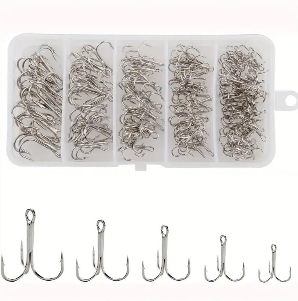 50 tk kõrge süsinikusisaldusega terasest kolmikhaake koos hoiukarbiiga