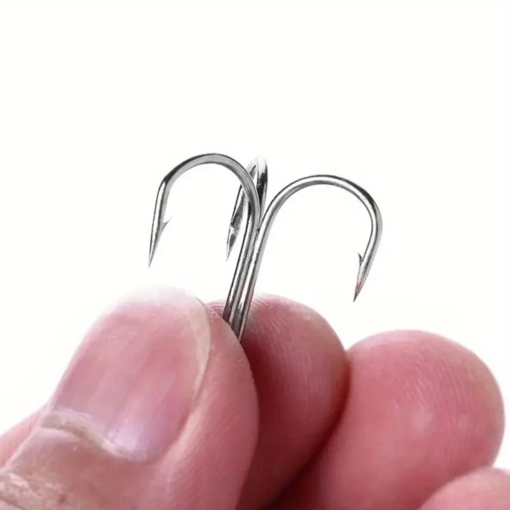 50 tk kõrge süsinikusisaldusega terasest kolmikhaake koos hoiukarbiiga