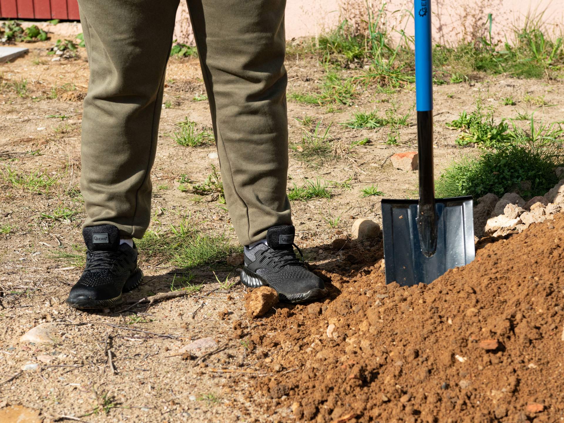 Pointed Digging Shovel with Steel D-Handle