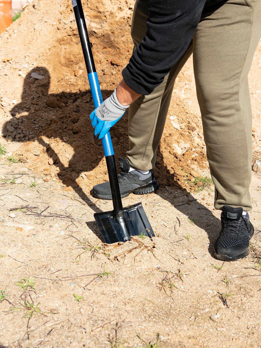 Pointed Digging Shovel with Steel D-Handle