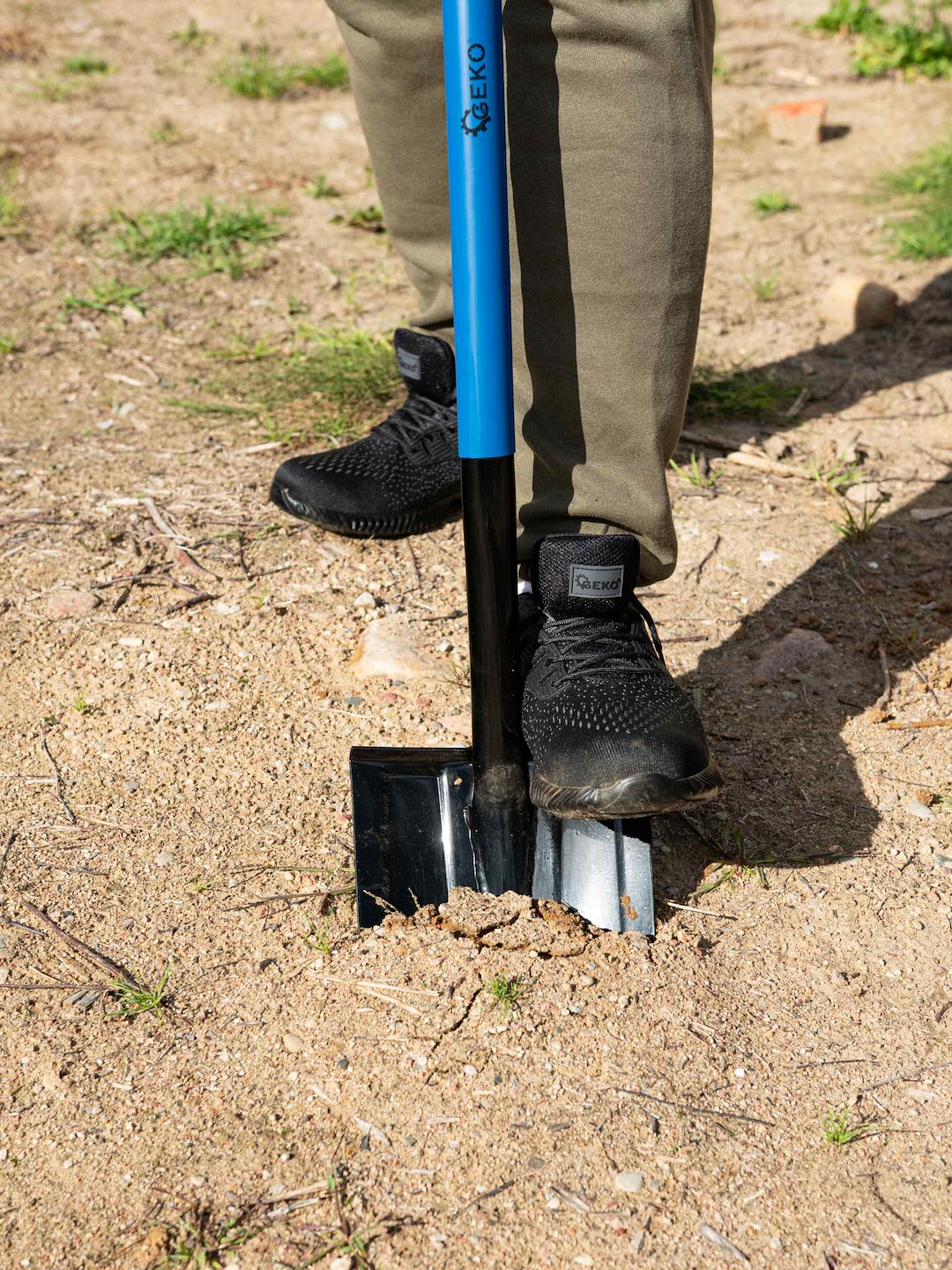 Pointed Digging Shovel with Steel D-Handle