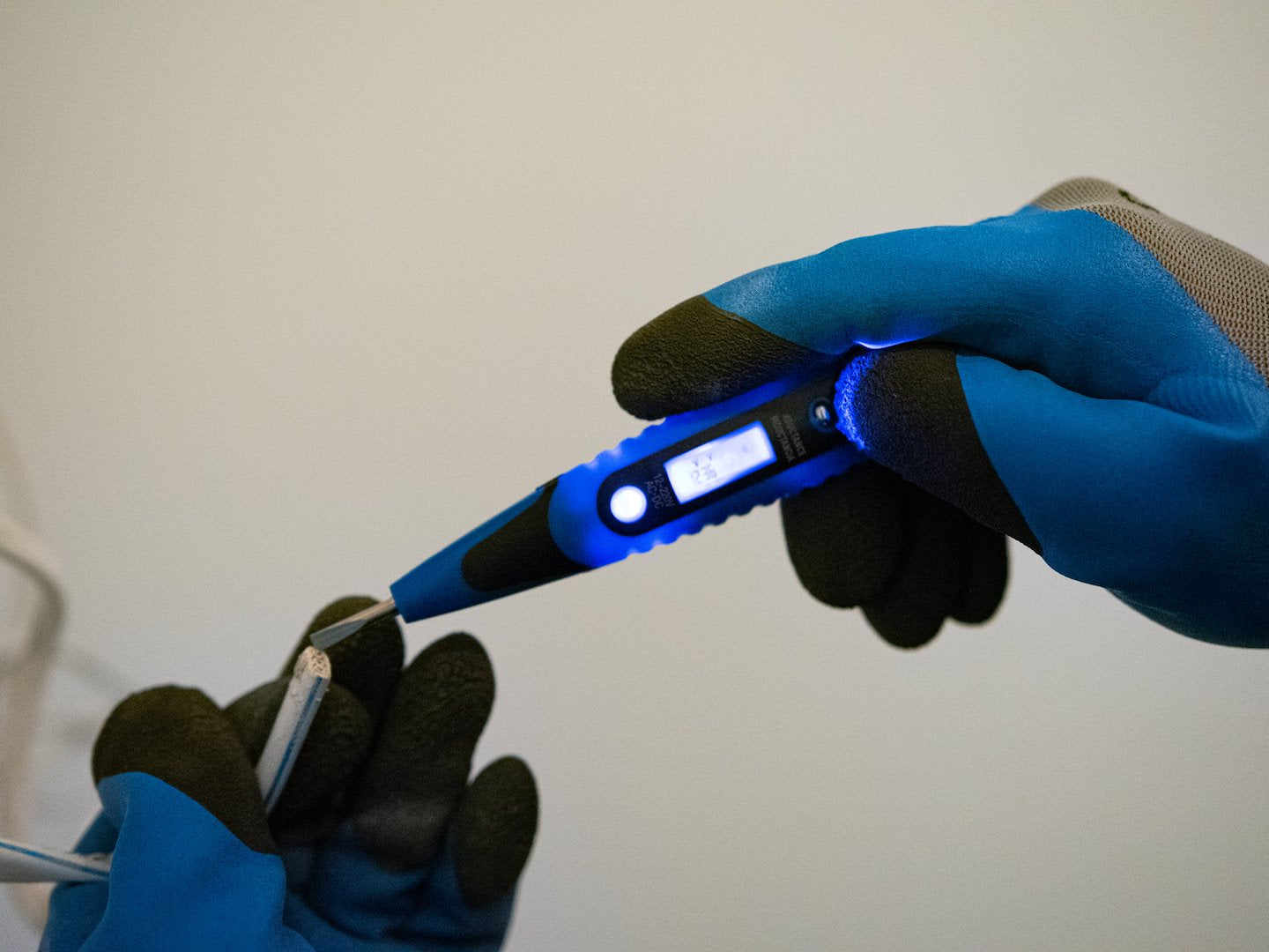 Electronic voltage tester 3x140mm