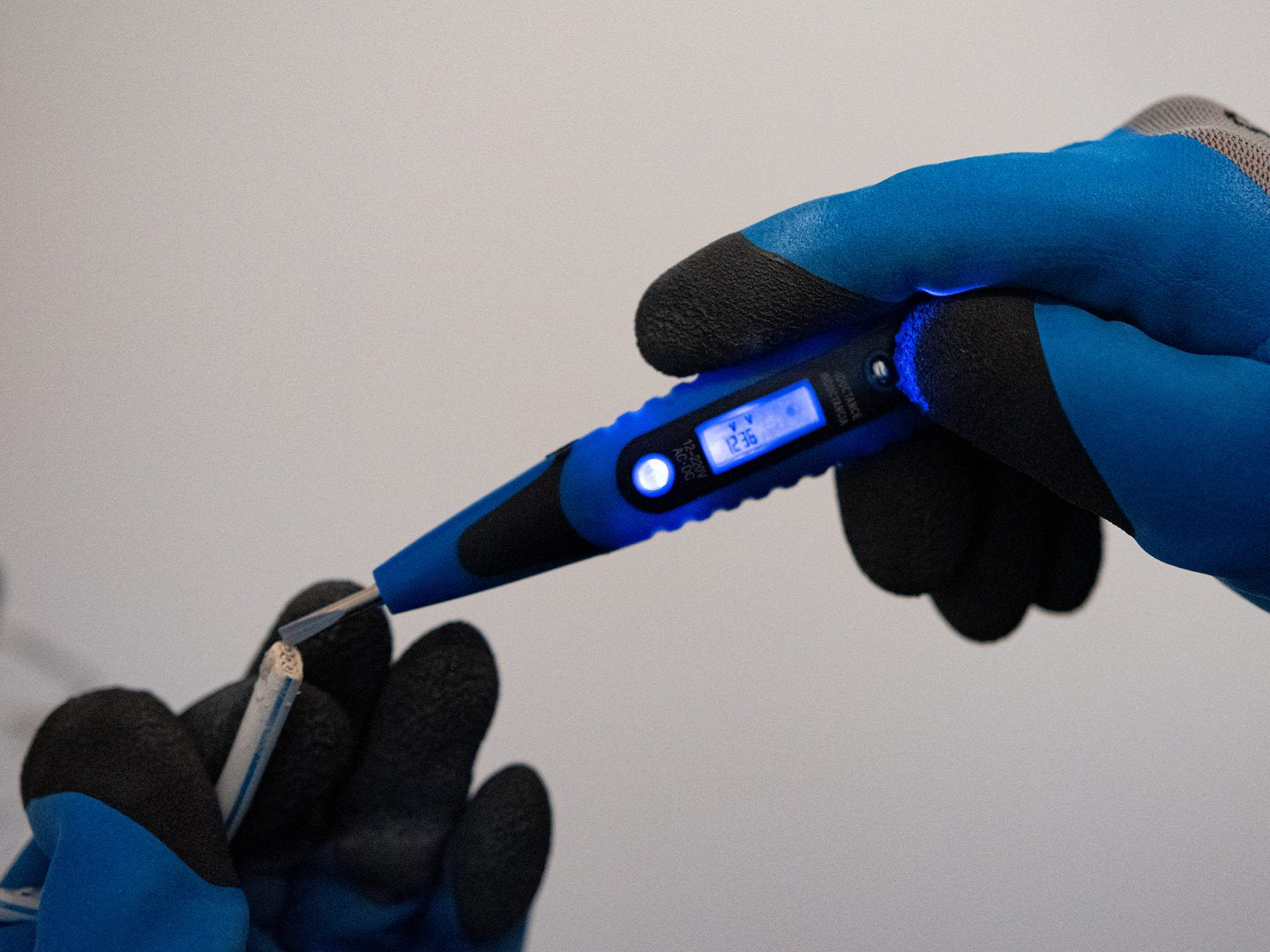 Electronic voltage tester 3x140mm