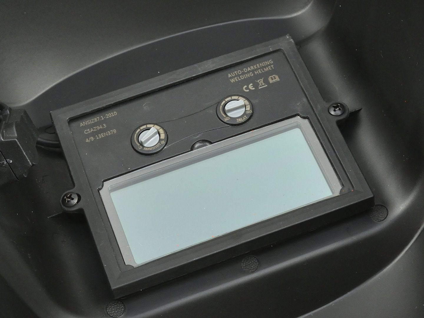 Auto-darkening welding mask