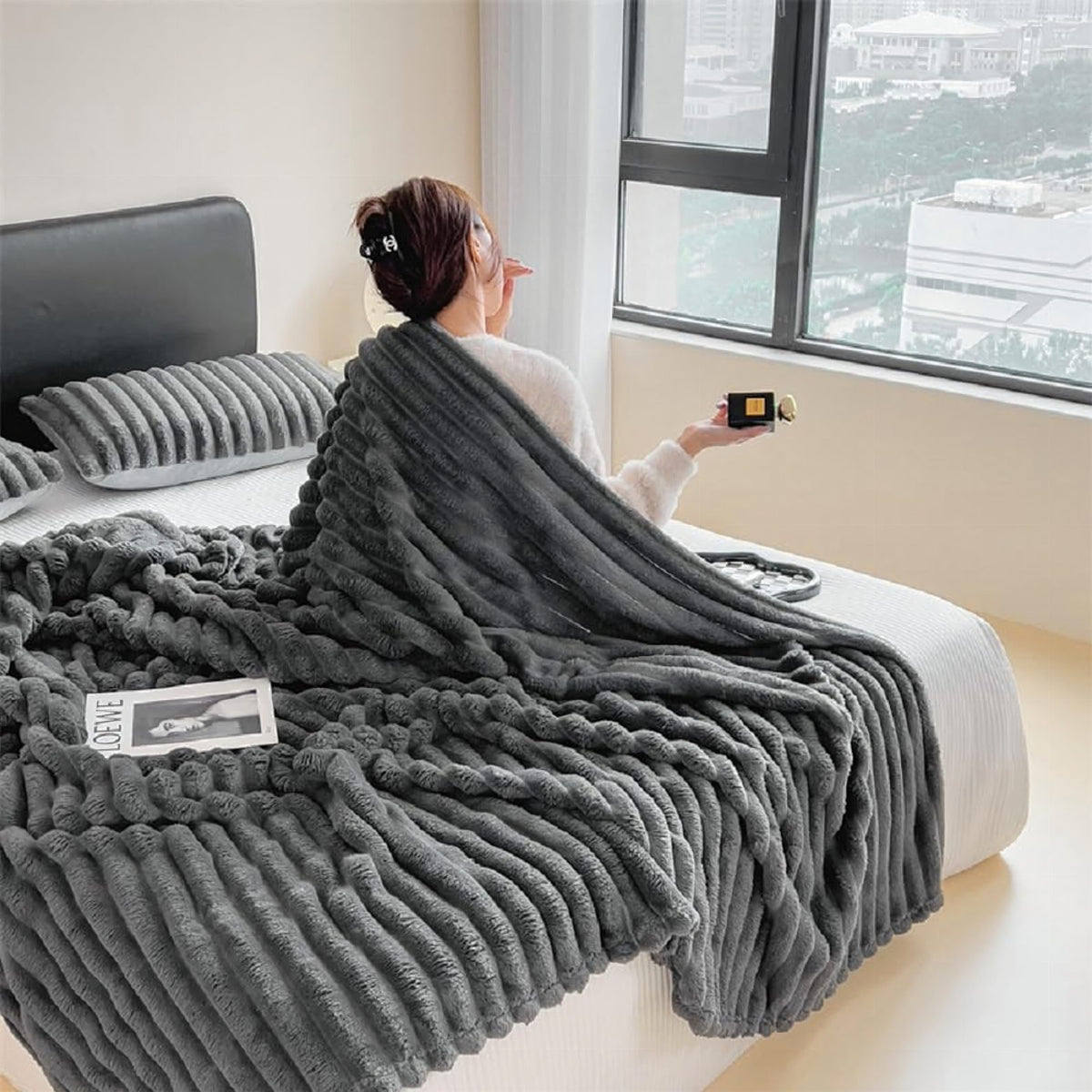 Dekoratiivne mikrokiust pleed reljeefsete triipudega 200 × 220 cm RC-K-2065