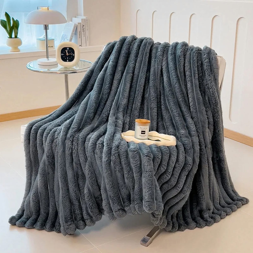Dekoratiivne mikrokiust pleed reljeefsete triipudega 200 × 220 cm RC-K-2065
