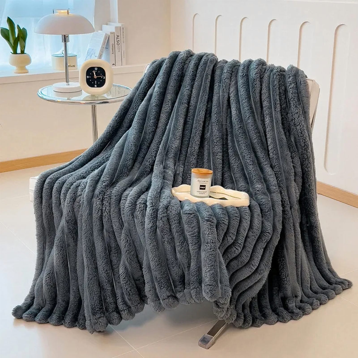 Dekoratiivne mikrokiust pleed reljeefsete triipudega 200 × 220 cm RC-K-2065