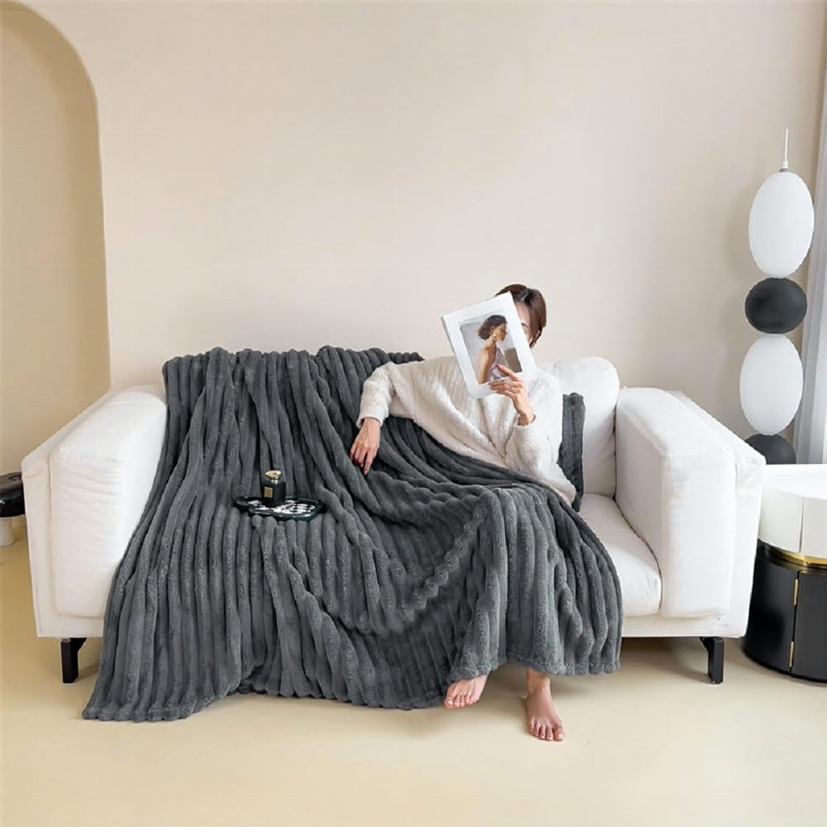 Dekoratiivne mikrokiust pleed reljeefsete triipudega 200 × 220 cm RC-K-2065