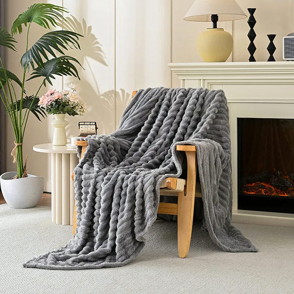 Dekoratiivne mikrokiust pleed reljeefsete triipudega 200 × 220 cm RC-K-2065