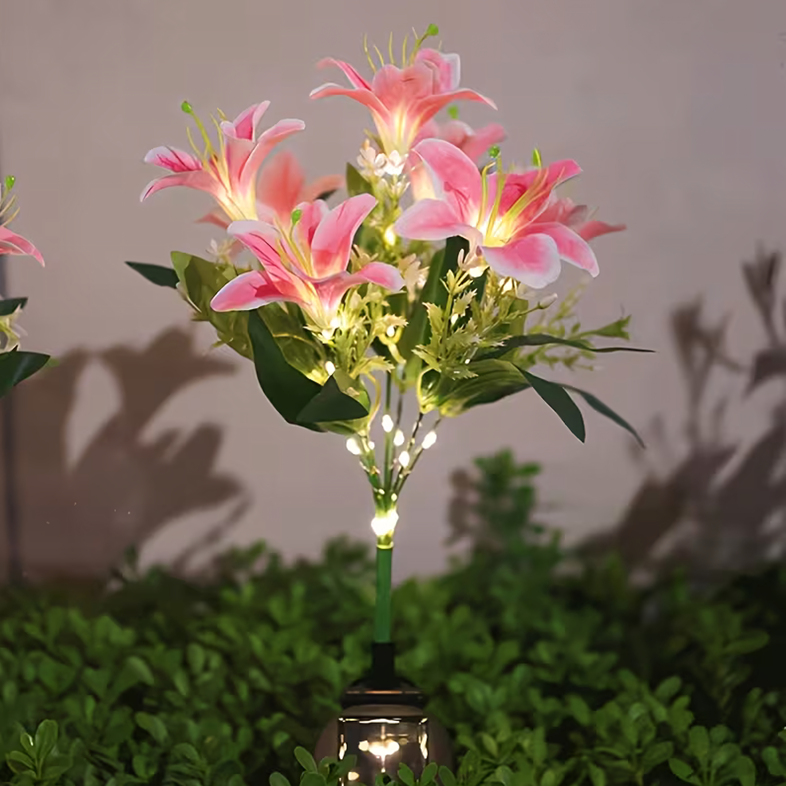 Päikesepatareiga aia piiklamp liiliaõie kujuga LED