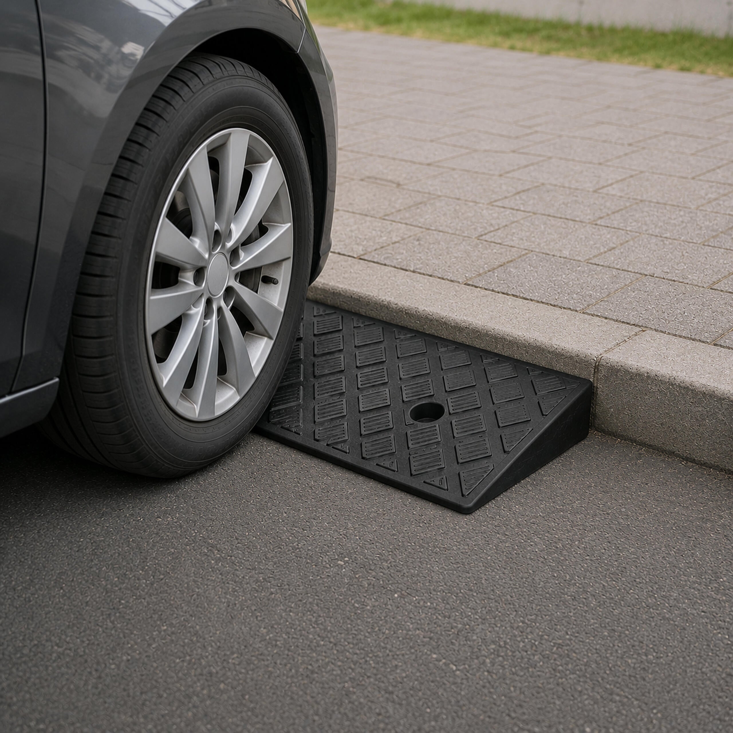 Autotõus teeäärsele äärekivile 3 cm koos kruvidega