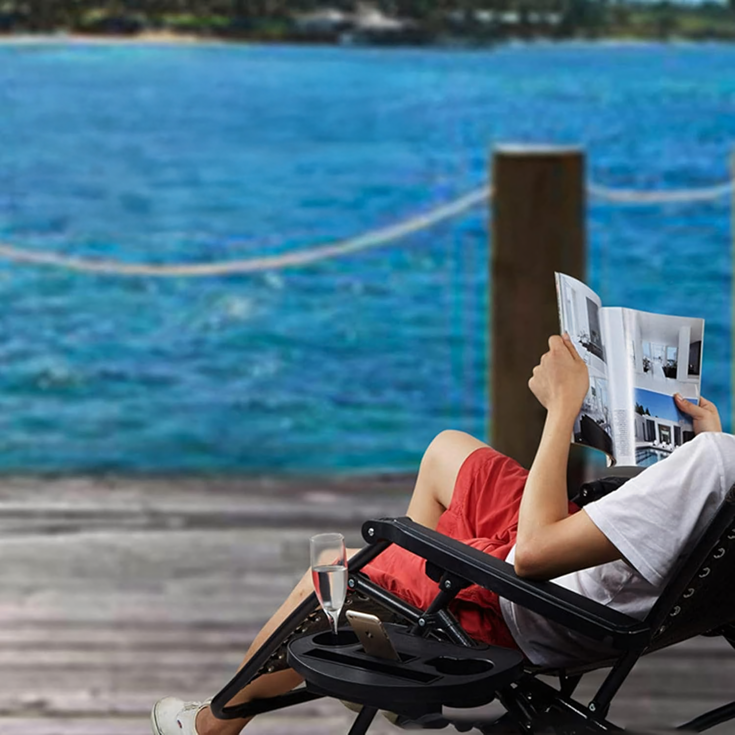 Joogikorraldaja hoidik nullgravitatsiooni lamamistoolile koos tassi- ja telefonialusega