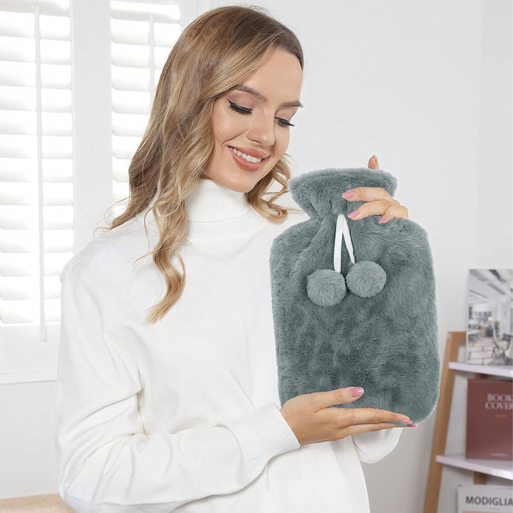 Väike veepudel 0.5L kattega plüüsist kummist soojendaja kampsunis