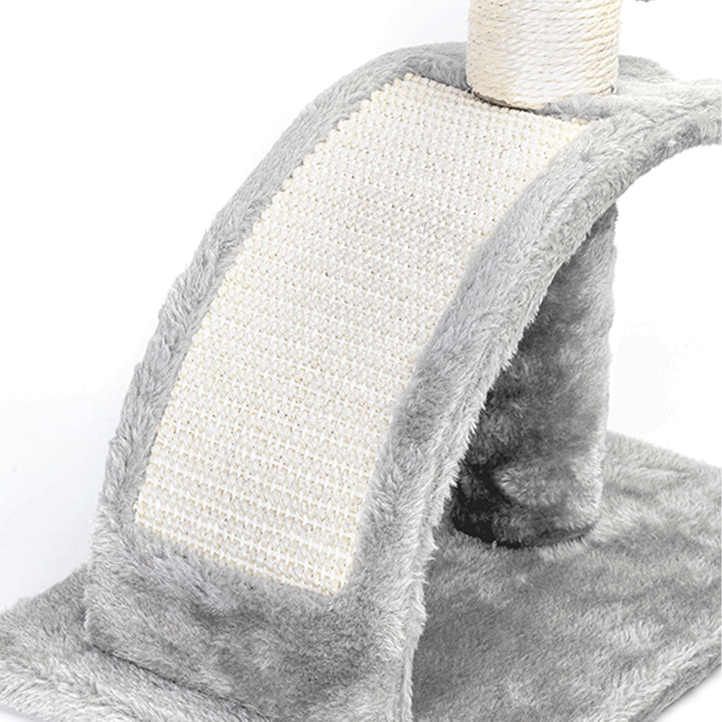 Kasside kraapimispost tunneliga ja mängupalliga