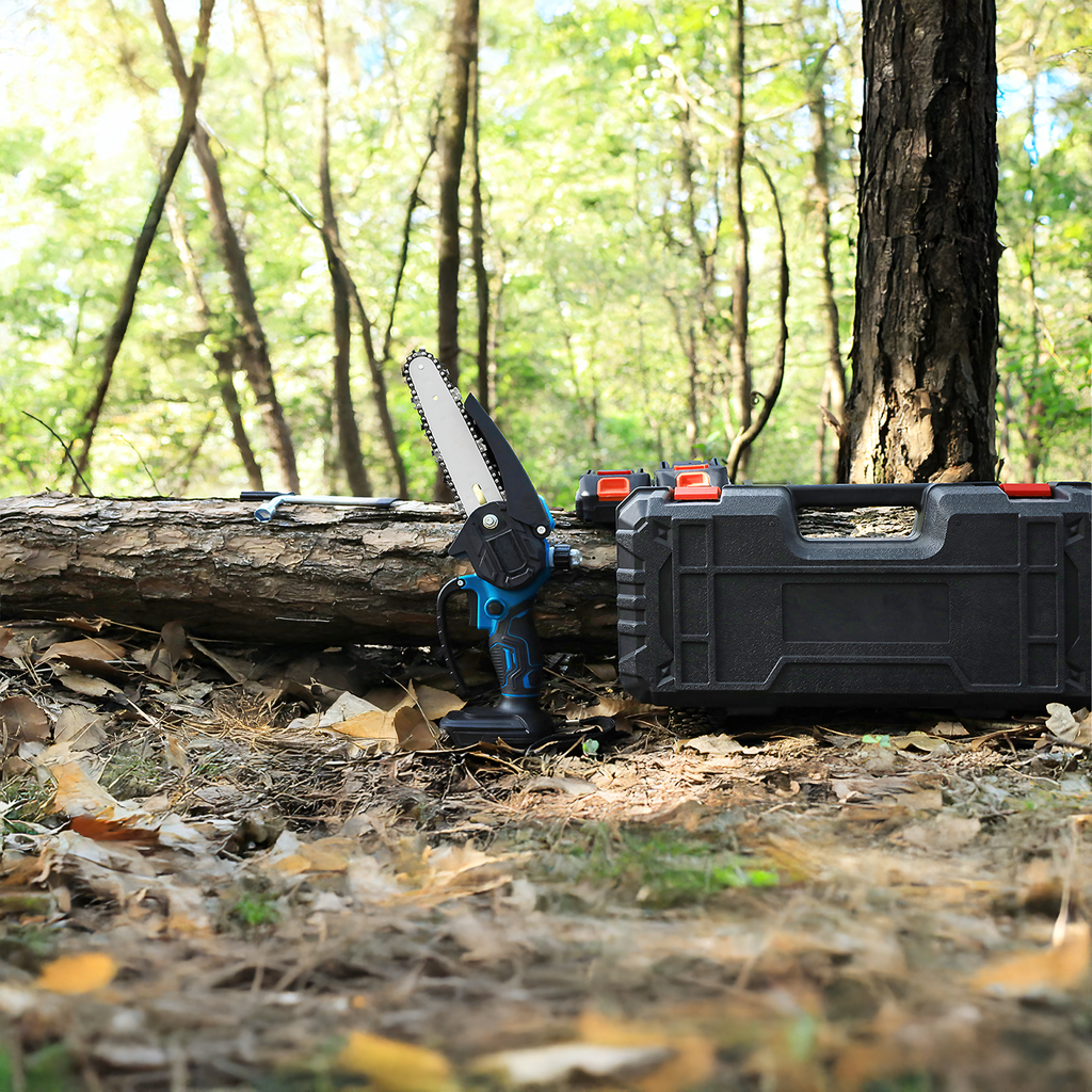 Väike akutoitega minisaag aias puuokste lõikamiseks