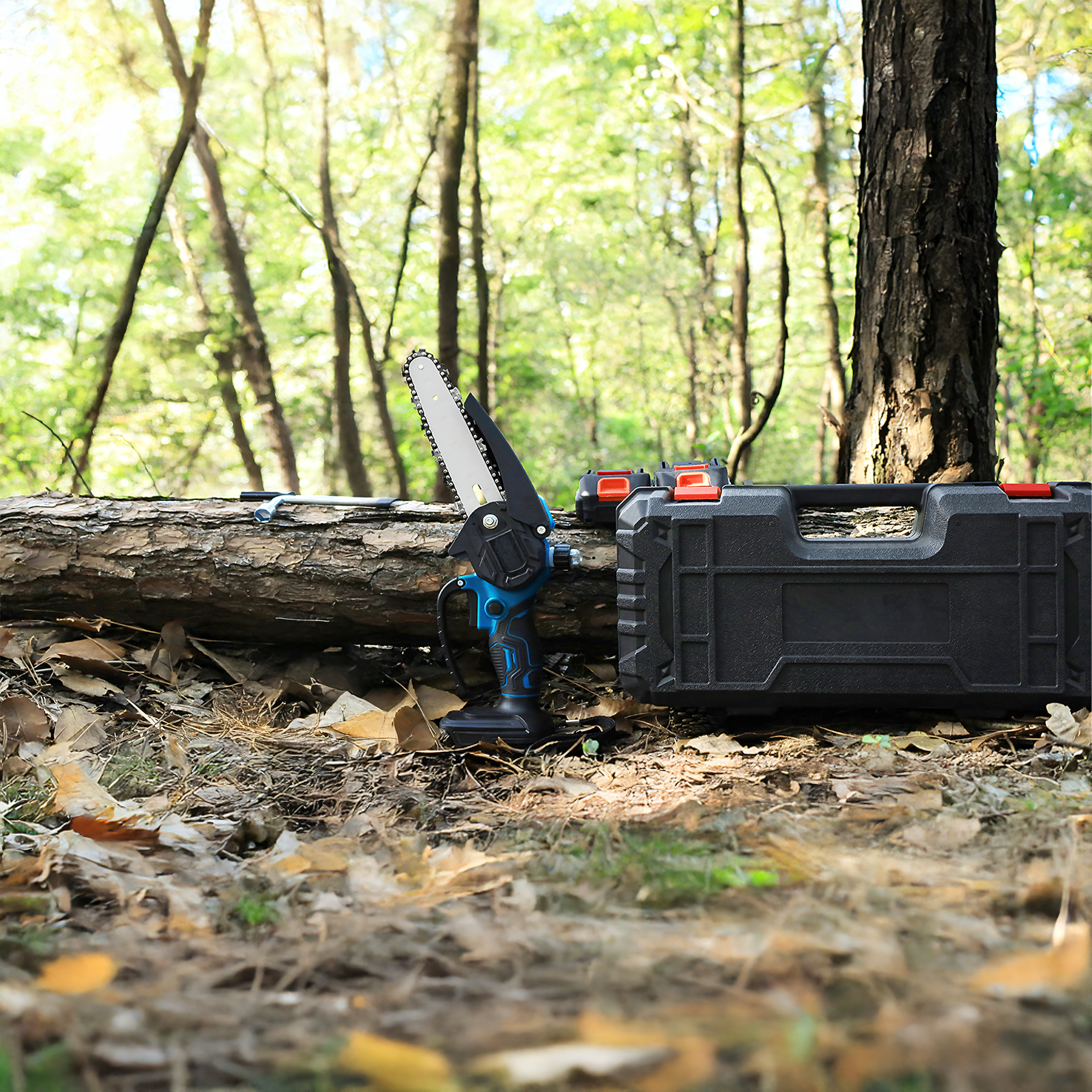 Väike akutoitega minisaag aias puuokste lõikamiseks