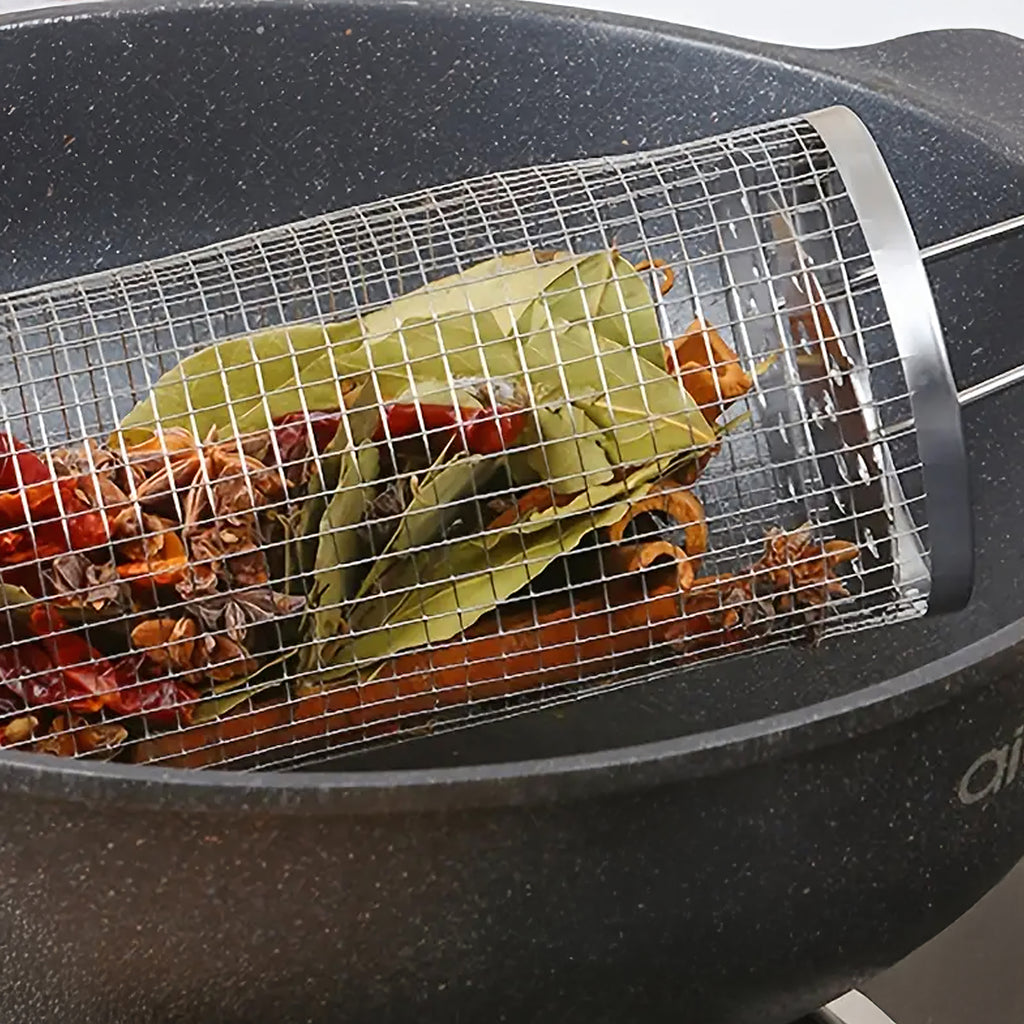 Pöörlev grillikorv köögiviljadele, friikartulitele ja kalale koos grillresti ja rullikuga